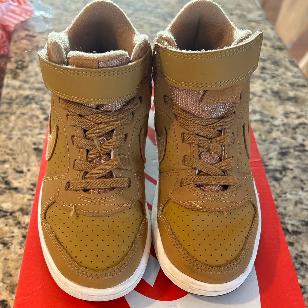 Nike court borough mid 12 c